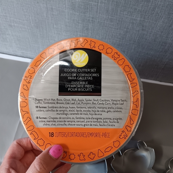 18  Wilton Halloween Cookie Cutters Metal New Open Box Ghost Bat Skull Gothic - Picture 3 of 7